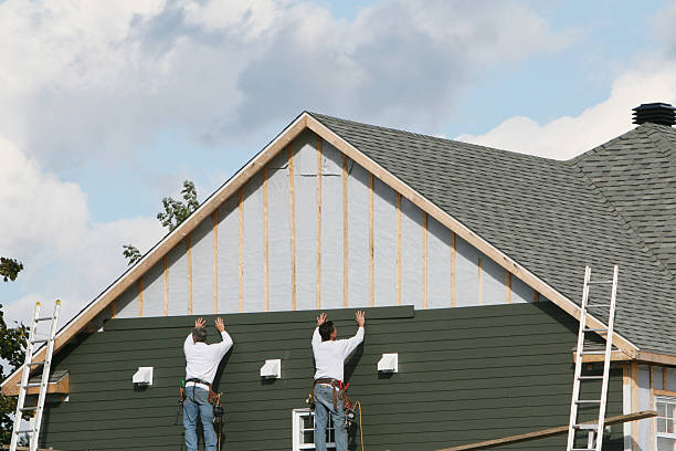 Professional Vinyl Siding technician working in Winchester, IL